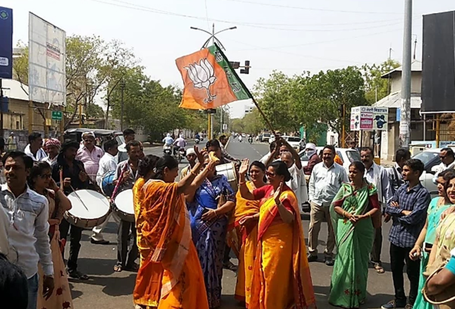 पैसा झाला मोठा, पक्ष झाला छोटा..! राष्ट्रवादीत कोणालाच सुरक्षीत का वाटेना?