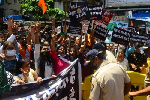 शिवसेनेच्या गप्प राहण्याचे वेगळे अर्थ निघू लागले  <br>म्हणून कारवाईवरचा निर्णय झाला..!  <br>शिवसेनेला आक्रमकपणे एकत्र आणण्याचे काम भाजपने केले
