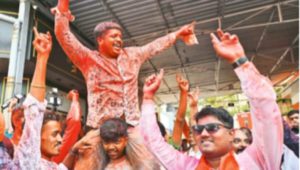 दोन्ही शिवसेना मुंबईच्या बॉस; <br>वायकरांनी निवडणूक तर कीर्तिकरांनी मनं जिंकली