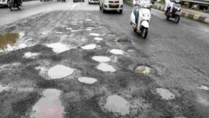 ना बैलगाडी, ना रणगाडे, तरी खड्ड्यात रस्ते?
